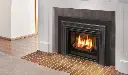 Insert au gaz E20 d'Enviro, une solution de chauffage de zone efficace et discrète pour un petit foyer au design contemporain avec contour en tuiles de mosaïque.