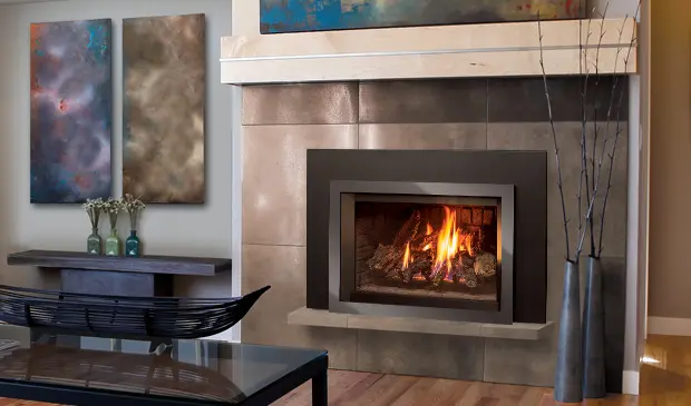 Ambiance contemporaine avec l'insert au gaz Enviro E30, mis en valeur par un manteau de foyer moderne en tuiles de grand format.