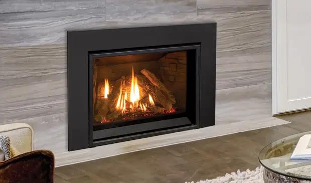 Insert au gaz Enviro EX32 avec façade épurée, installé dans un mur de grandes tuiles de porcelaine grises pour un look contemporain.