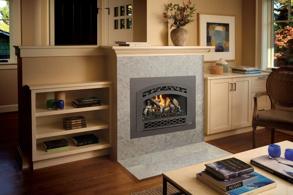 Style classique avec l'insert au gaz 32 DVS et sa façade arquée, intégré dans un manteau de foyer en marbre gris et colonnes blanches.