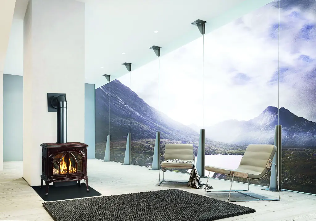 Poêle au gaz GF500 Brun émaillé de Jotul installé dans un salon moderne avec vu imprenable sur les montagnes