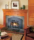 Insert au gaz 32 DVS de Fireplace Xtrordinair avec une façade arquée de style forge, dans un manteau en bois de style Craftsman et un contour en ardoise.