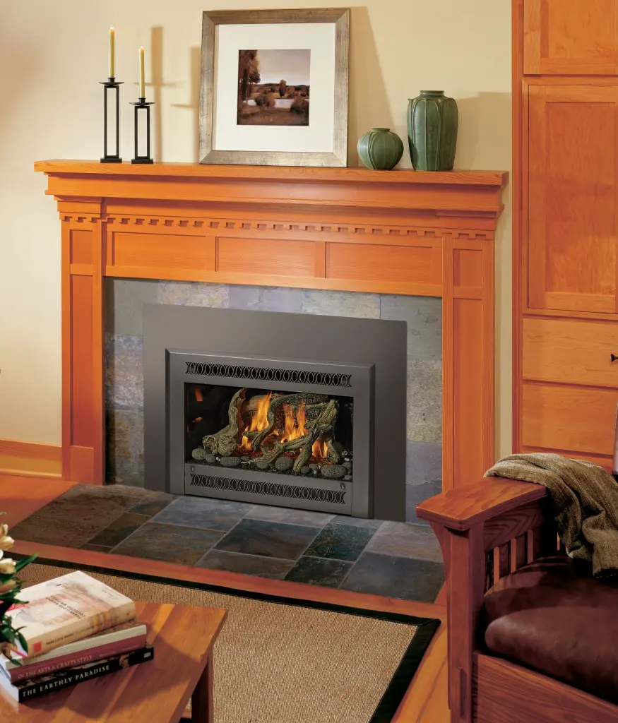 Insert au gaz 32 DVS avec une façade rectangulaire simple, dans un manteau de style Craftsman et un contour en tuiles d'ardoise multicolores.