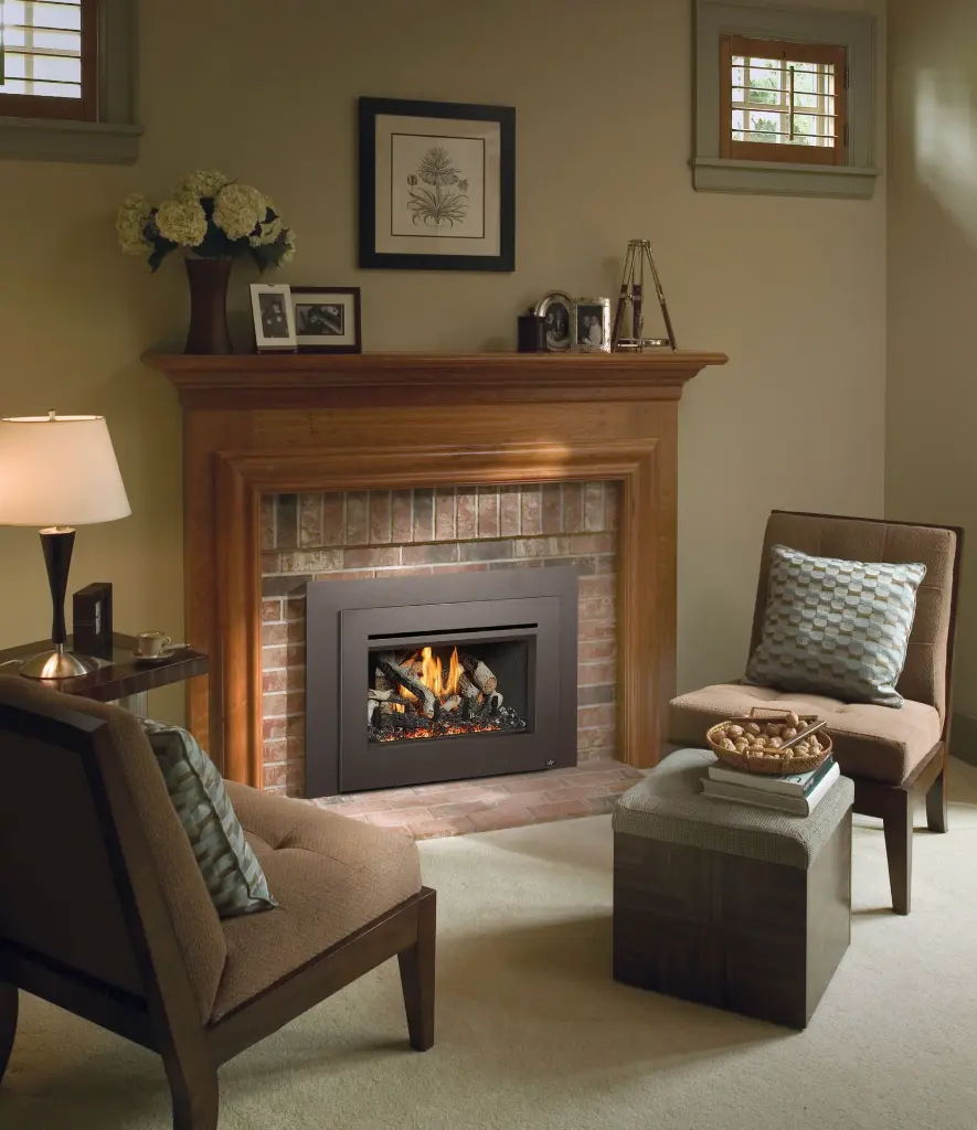 Solution de rénovation pour un petit foyer en brique avec l'insert au gaz compact 32 DVS et sa façade rectangulaire simple.