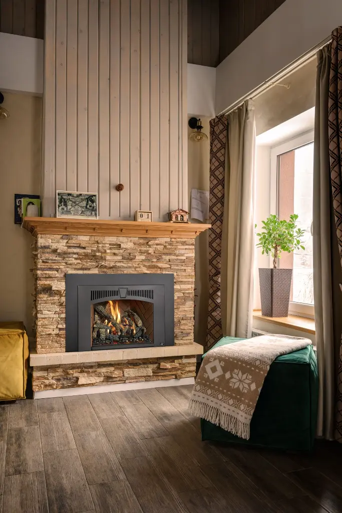 Ambiance de chalet scandinave avec le foyer au gaz 430 Deluxe, mis en valeur par un mur de lattes de bois verticales et un manteau en pierres pâles.