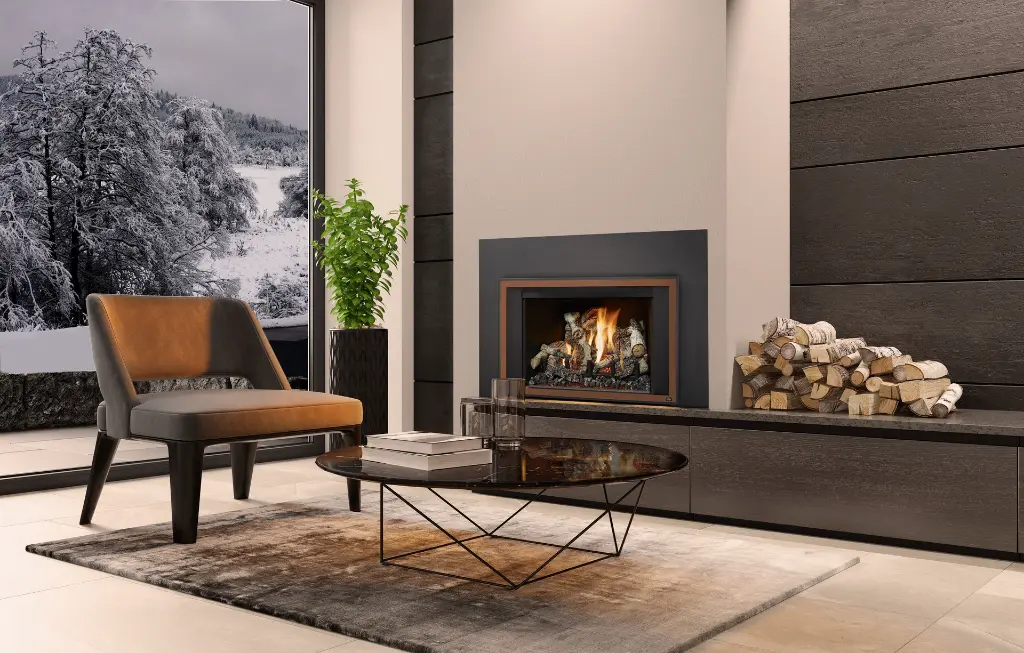 Décor contemporain avec le foyer au gaz 430 Deluxe et son contour cuivré, créant un contraste chaleureux avec une vue sur un paysage d'hiver.