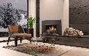 Décor contemporain avec le foyer au gaz 430 Deluxe et son contour cuivré, créant un contraste chaleureux avec une vue sur un paysage d'hiver.