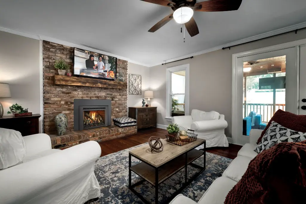 Look "Modern Farmhouse" chaleureux avec le foyer au gaz 430 Deluxe, installé sous une télévision dans une cheminée en brique rouge classique.