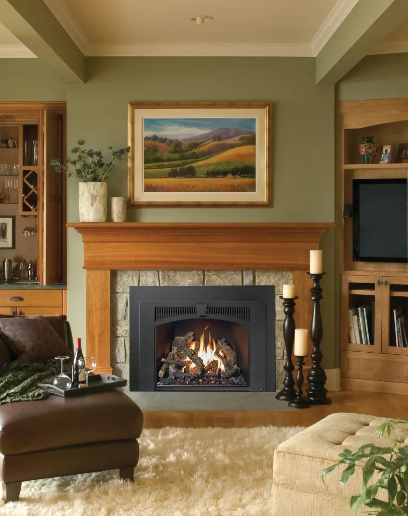 Foyer au gaz 616 Deluxe avec une façade arquée, intégré dans un contour en pierres et un manteau de foyer en bois de style traditionnel.