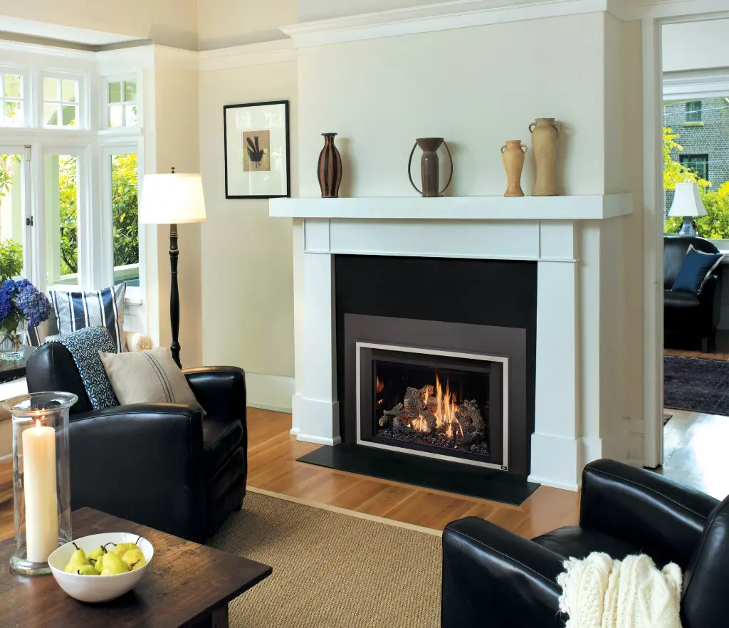 Style transitionnel épuré avec le foyer au gaz 616 Deluxe, dans un manteau de foyer blanc simple et un contour en ardoise noire.