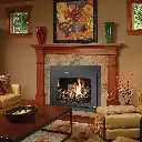 Ambiance chaleureuse de style Craftsman avec le foyer au gaz 616 Deluxe, mis en valeur par un manteau de foyer en bois et un contour en tuiles de pierre.