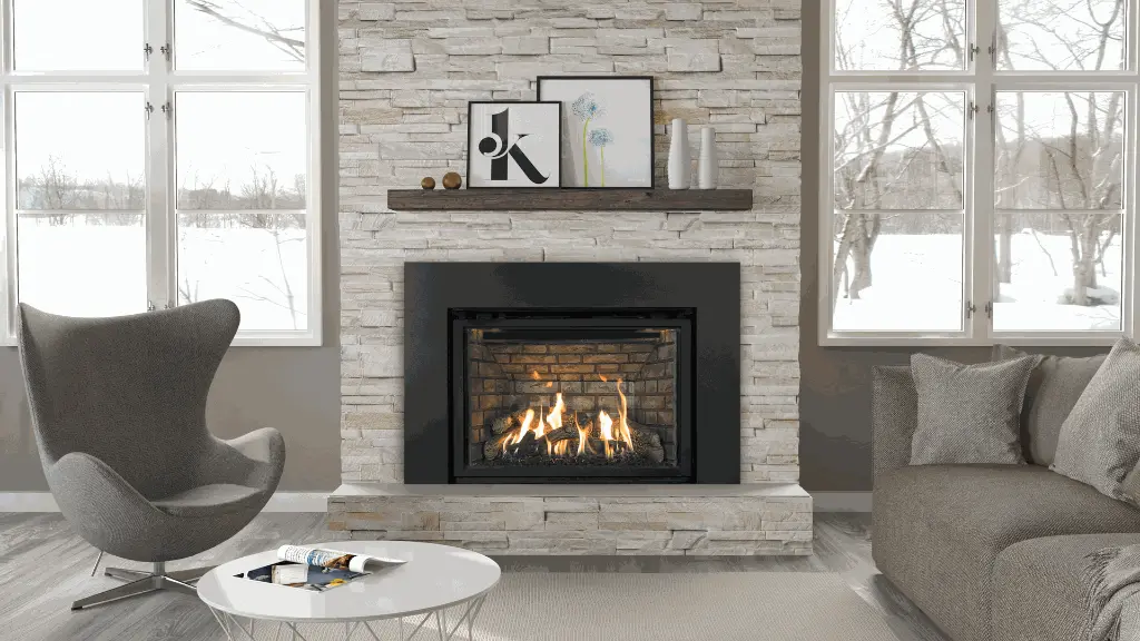 Insert au gaz Chantico 36 d'Archgard, créant un point focal de style "Modern Farmhouse" dans un mur de pierres décoratives pâles avec une tablette en bois brut.