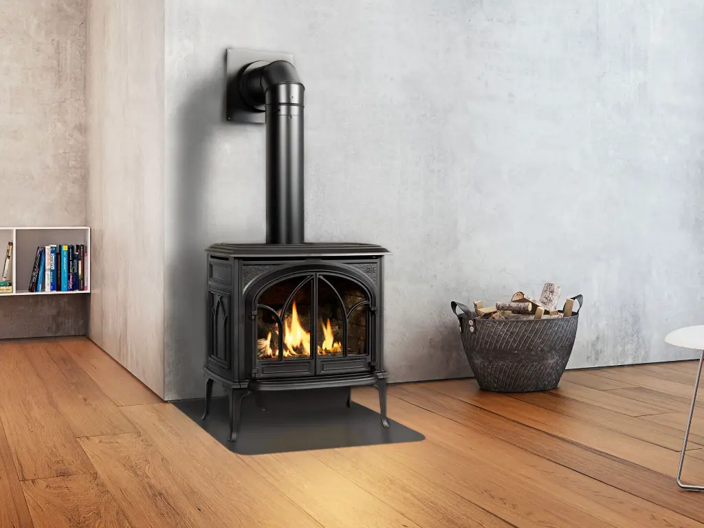 Vu rapprocher du poêle autoportant GF500 noir mât montrant sont style de poêle au bois et ses panneaux de briques avec une sorti de cheminée au mur