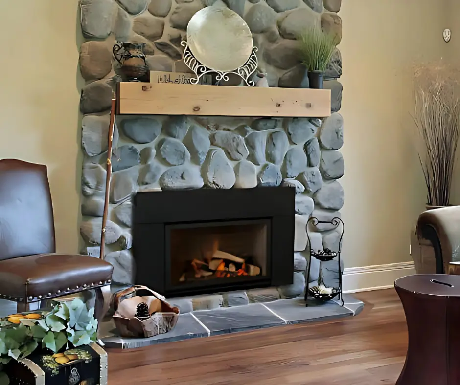 Insert au gaz Champion de Savannah, une solution parfaite pour moderniser un foyer en pierres de rivière et créer une ambiance de chalet rustique.