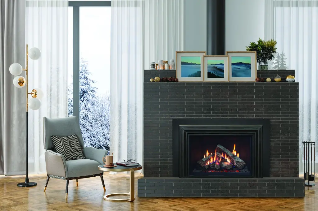 Style scandinave hivernal avec l'insert au gaz Enviro Ri30 dans un foyer en briques foncées, créant un coin lecture près d'une fenêtre