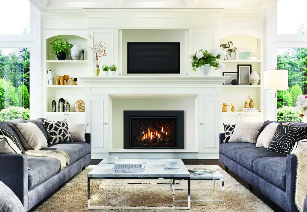 Insert au gaz Enviro Ri30 au centre d'un meuble encastré blanc, créant un look transitionnel chic dans un salon lumineux.