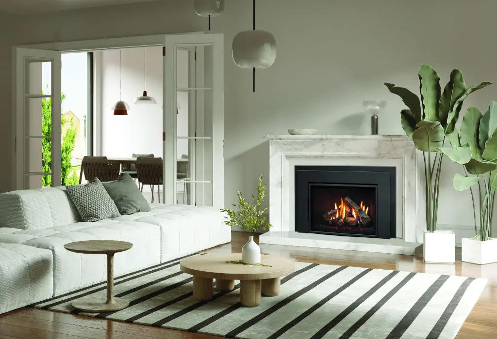Ambiance moderne et épurée avec l'insert au gaz Enviro Ri30, mis en valeur par un manteau de foyer en marbre blanc aux lignes pures.