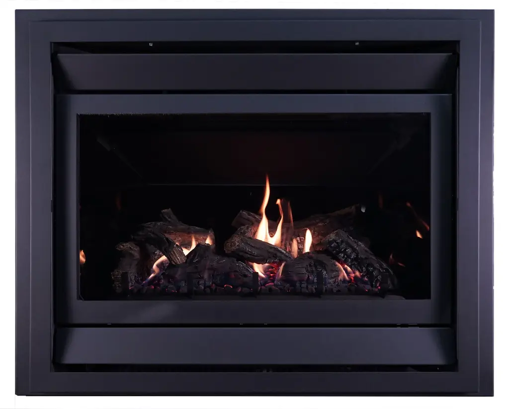 Foyer au gaz moderne vu de face, équipé de panneaux de verre réfléchissant amplifiant la flamme panoramique dansant autour des bûches traditionnelles.