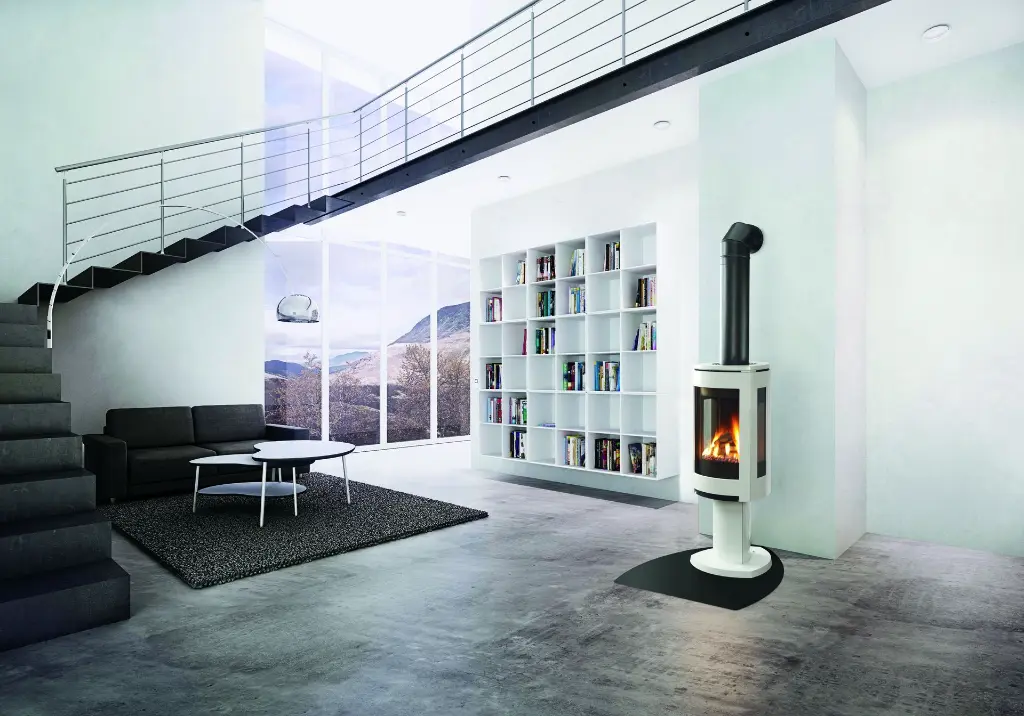 Idée de design pour un loft au style industriel, mettant en valeur le poêle au gaz Jotul GF 370 blanc comme point focal devant une bibliothèque intégrée.
