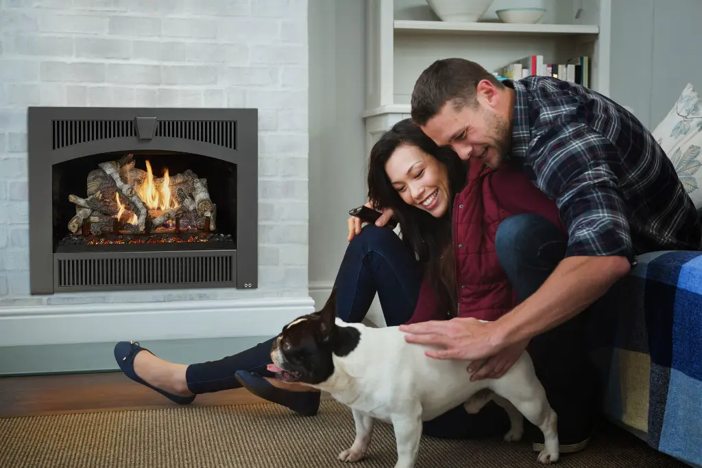Créez des moments chaleureux en famille avec le foyer au gaz 564 TRV 25K, ici dans un décor simple avec un mur de briques peintes en blanc.