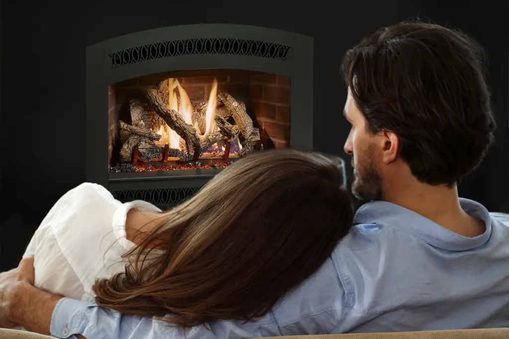 Ambiance romantique et réconfortante offerte par les flammes réalistes du foyer au gaz 564 TRV 25K.