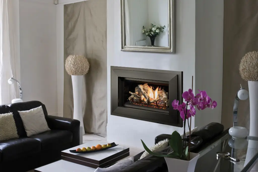 Look chic et moderne avec un foyer au gaz 564 TRV 25K et sa façade épurée, créant un point focal dans un salon aux tons neutres.