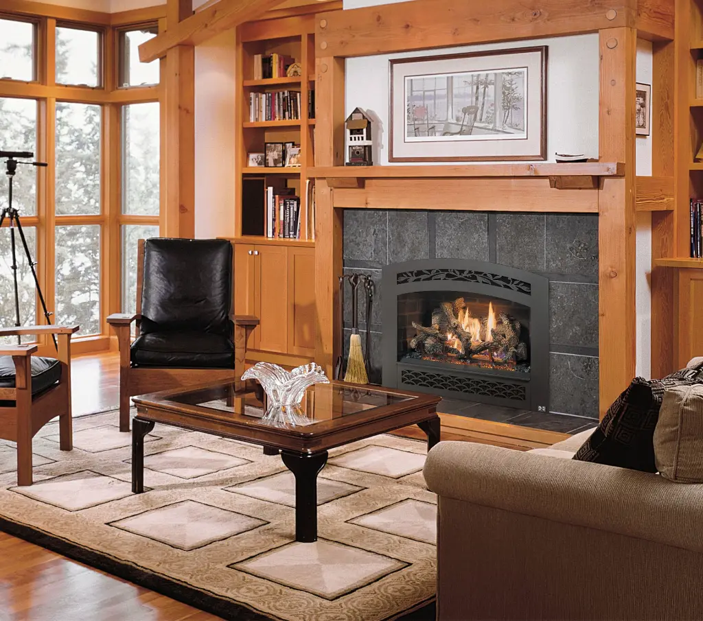 Foyer au gaz 564 TRV 25K avec une façade arquée, intégré dans un contour de tuiles foncées et un manteau en bois de style Craftsman