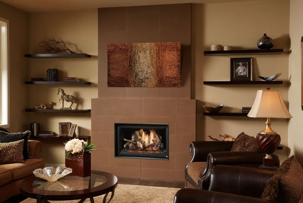 Look chaleureux et contemporain avec le foyer au gaz 564 TRV 25K CF, intégré dans un mur de grandes tuiles de céramique brunes.