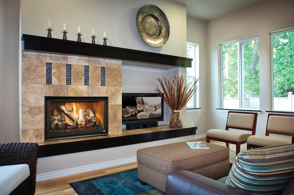 Centre de divertissement sur mesure avec le foyer au gaz 564 TRV 25K CF, intégré à un manteau en tuiles de travertin à côté de l'espace télé.