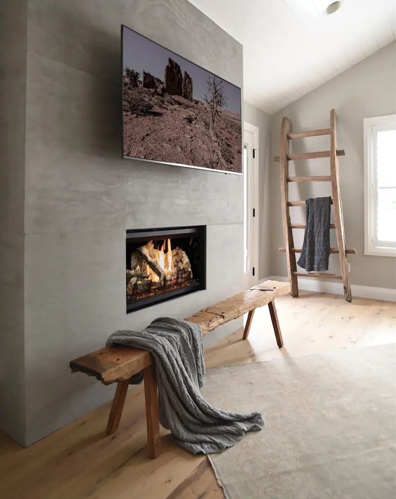 Design rustique-moderne avec le foyer au gaz 564 TRV 25K CF installé sous une télévision dans un mur en béton ciré.