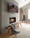Design rustique-moderne avec le foyer au gaz 564 TRV 25K CF installé sous une télévision dans un mur en béton ciré.