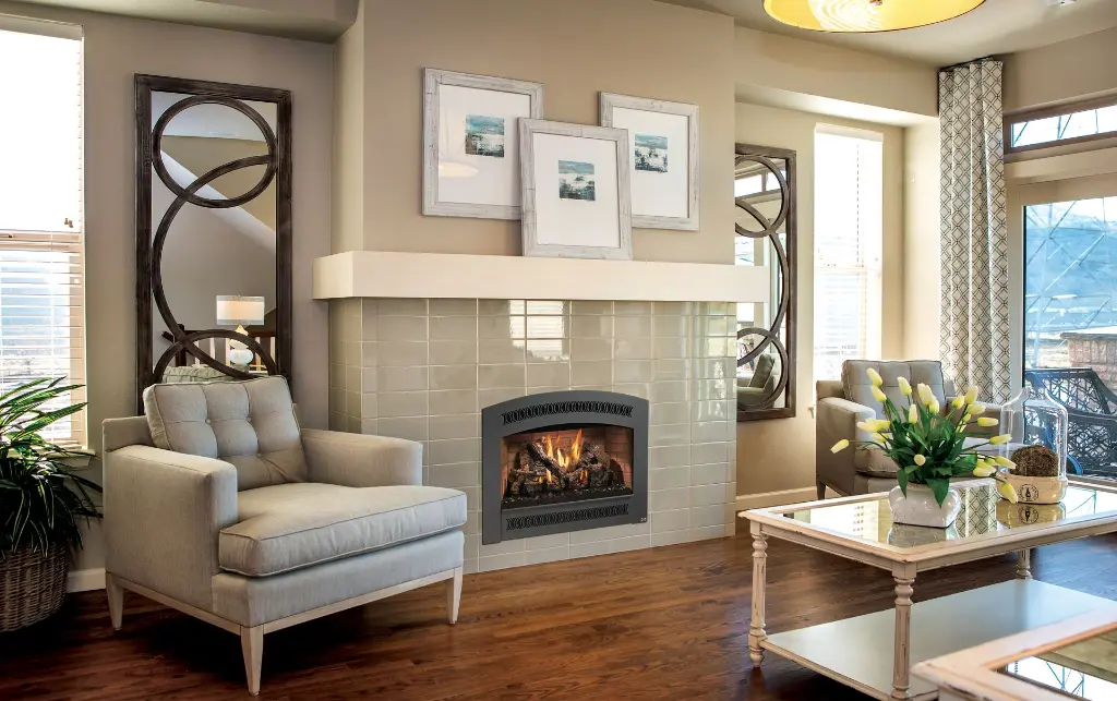 Salon moderne et doux avec un foyer au gaz 564 TV 35K à façade arquée, sur un fond de tuiles de céramique lustrées de couleur sauge.