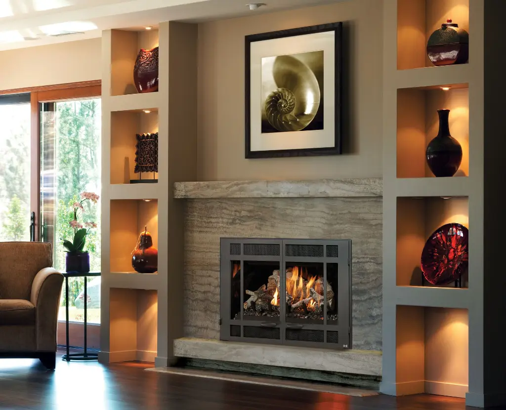 Look contemporain avec le foyer au gaz 564 TV 35K et sa façade à portes, encastré dans un manteau de foyer moderne en travertin.