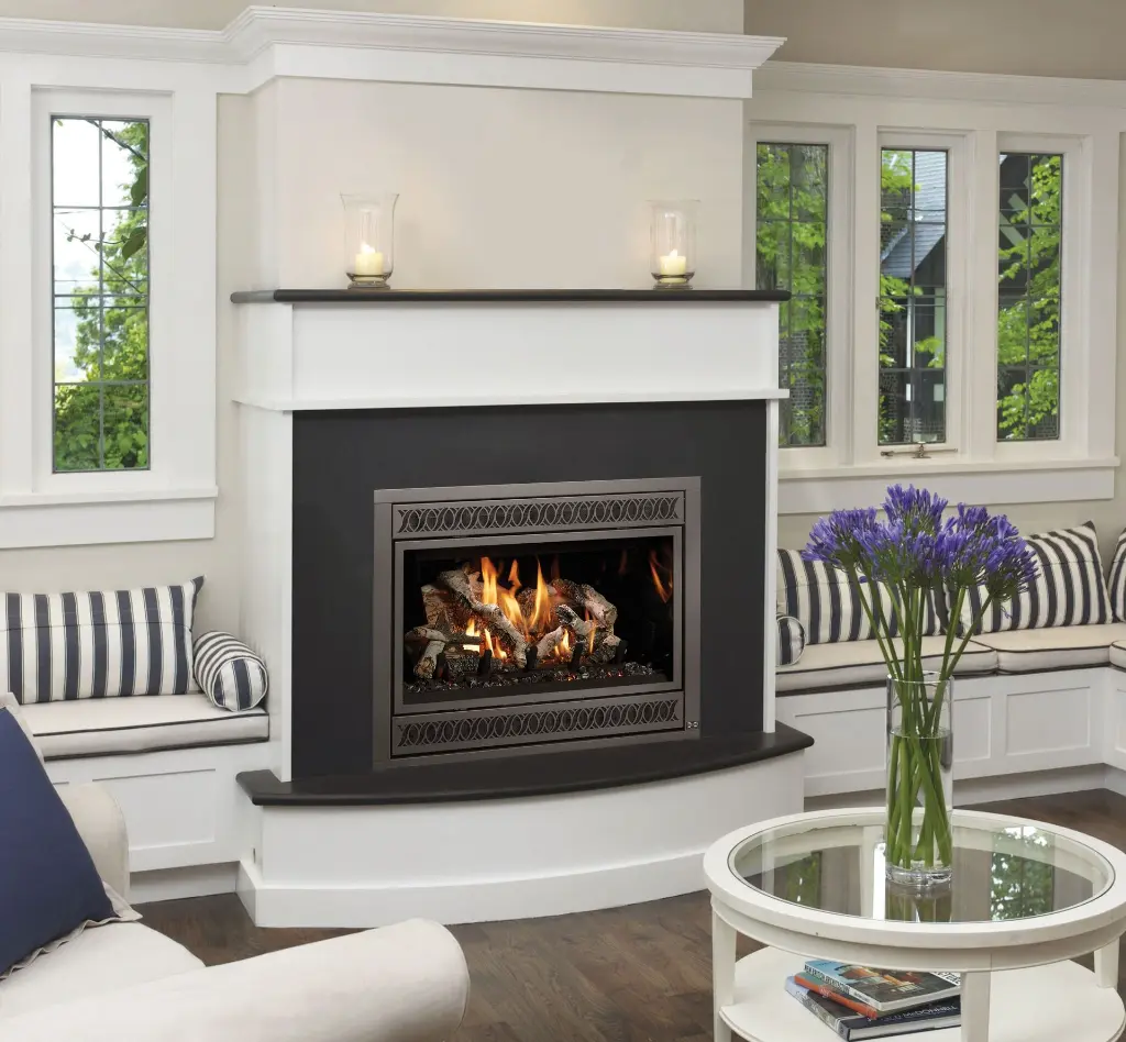 Décor de style côtier avec le foyer au gaz 564 TV 35K et sa façade décorative, intégré à un manteau de foyer blanc aux lignes épurées.