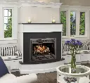 Décor de style côtier avec le foyer au gaz 564 TV 35K et sa façade décorative, intégré à un manteau de foyer blanc aux lignes épurées.
