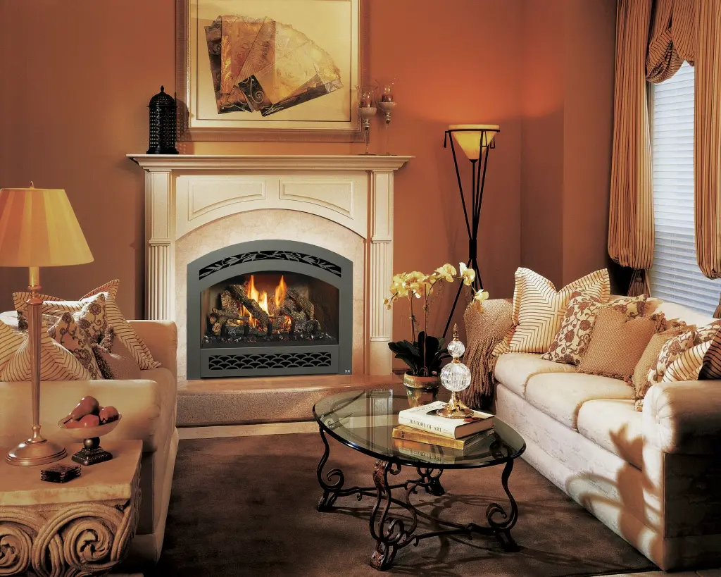 Ambiance classique et chic avec le foyer au gaz 564 TV 35K, mis en valeur par un manteau de foyer orné de style traditionnel.