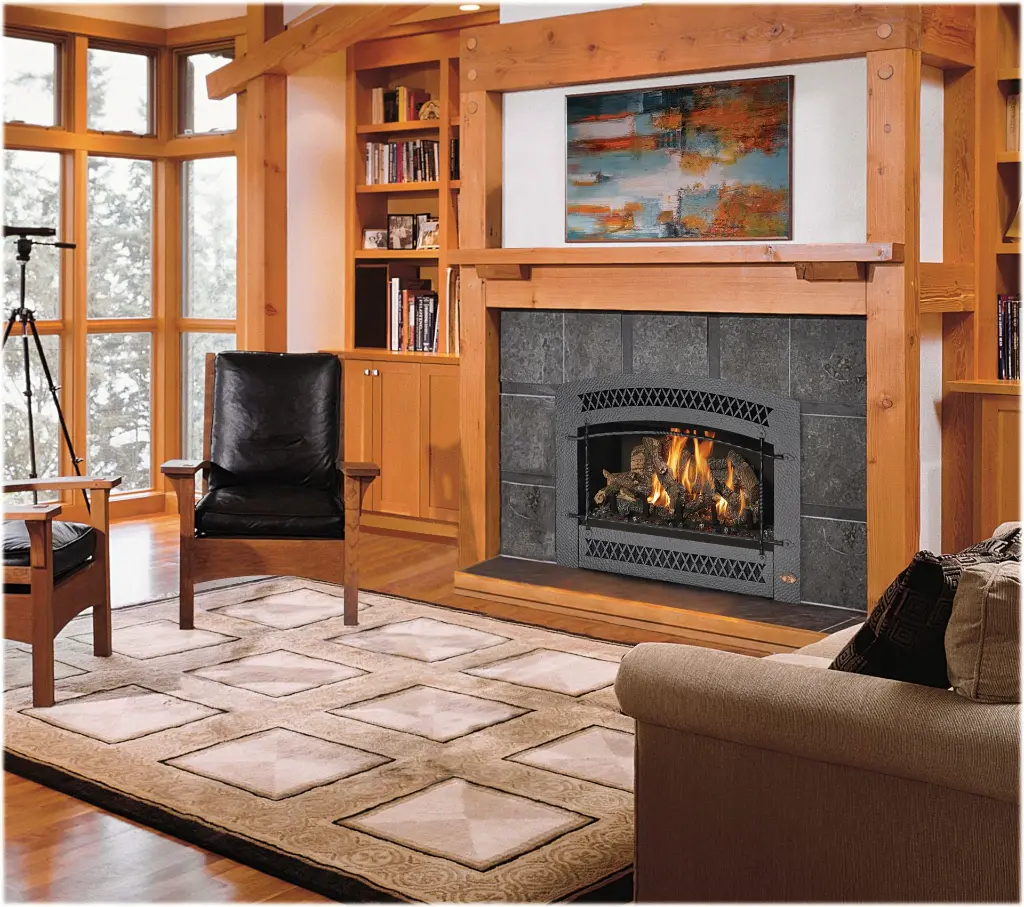 Style Craftsman chaleureux avec le foyer au gaz 564 TV 35K, sa façade arquée en fer forgé et son manteau de foyer en bois massif.