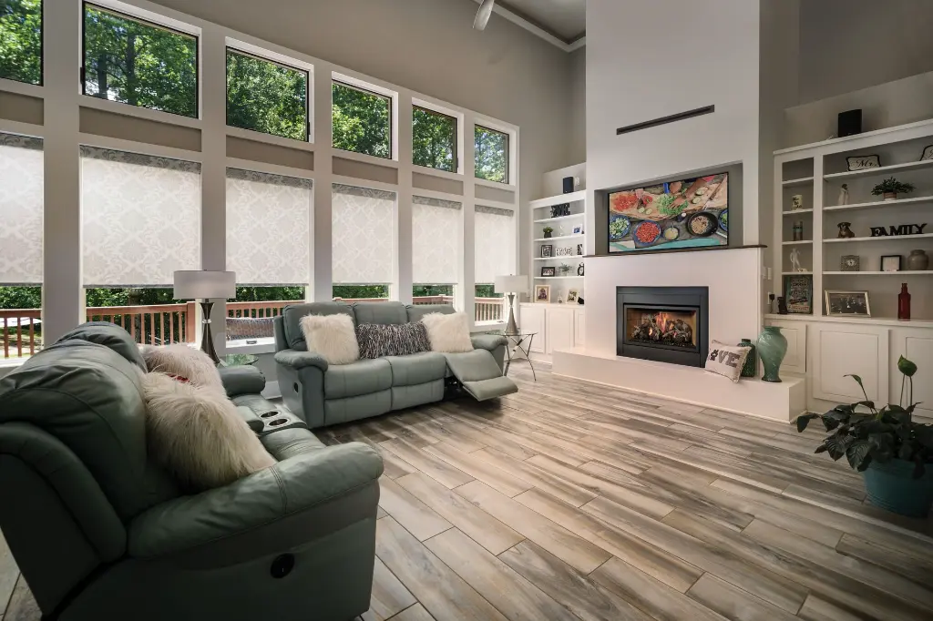 Intégration du foyer au gaz 564 TV 35K Clean Face dans un grand meuble mural blanc sur mesure, complétant un centre de divertissement familial.