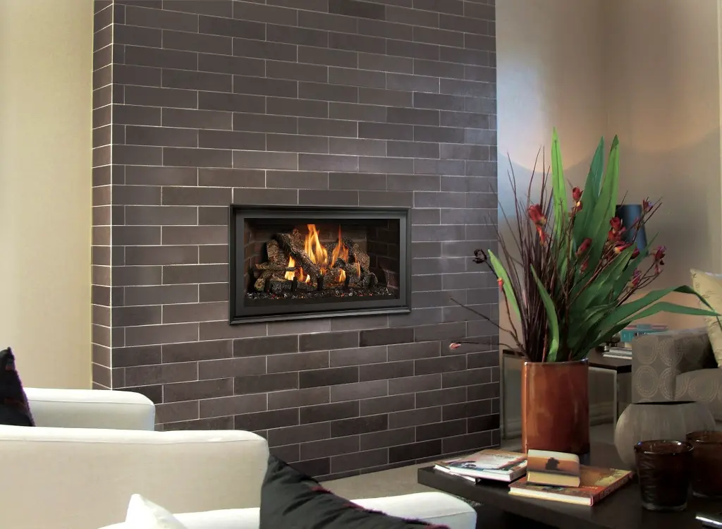 Look urbain et moderne avec le foyer au gaz 564 TV 35K encastré dans un mur de briques de style "subway" de couleur foncée.