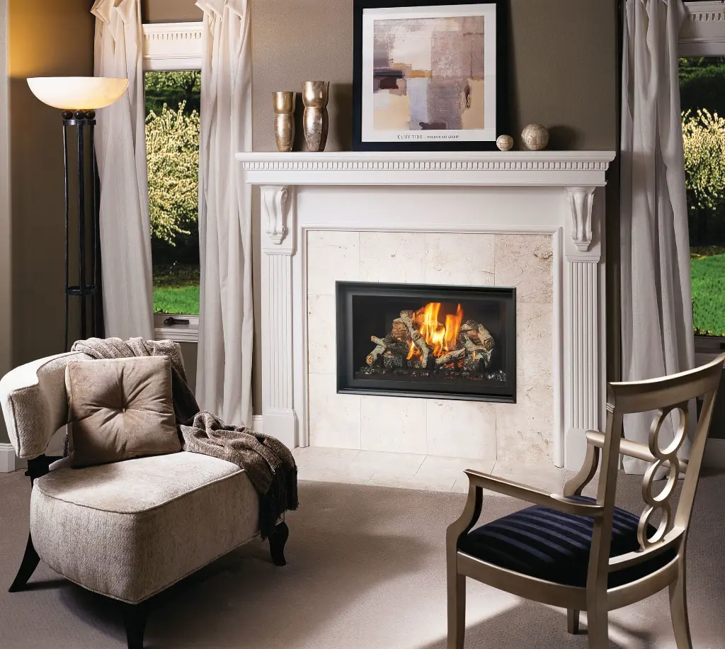 Élégance classique avec le foyer au gaz 564 TV 35K encastré dans un contour en tuiles de marbre et un manteau de foyer blanc orné.