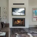 Installation minimaliste "Clean Face" du foyer au gaz 564 TV 35K sous une télévision encastrée, pour un look parfaitement intégré au mur.