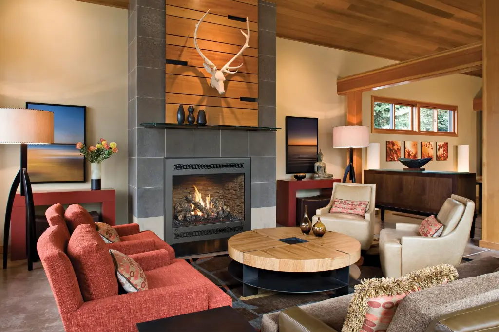 Design "Modern Lodge" avec le foyer au gaz 864 TRV 31K, intégré dans une cheminée en tuiles de céramique foncées et boiseries claires.