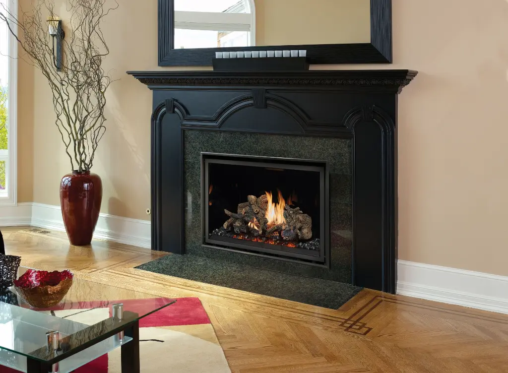 Look classique et chic avec le foyer au gaz 864 TRV 31K, mis en valeur par un contour en marbre vert foncé et un manteau de foyer noir orné.