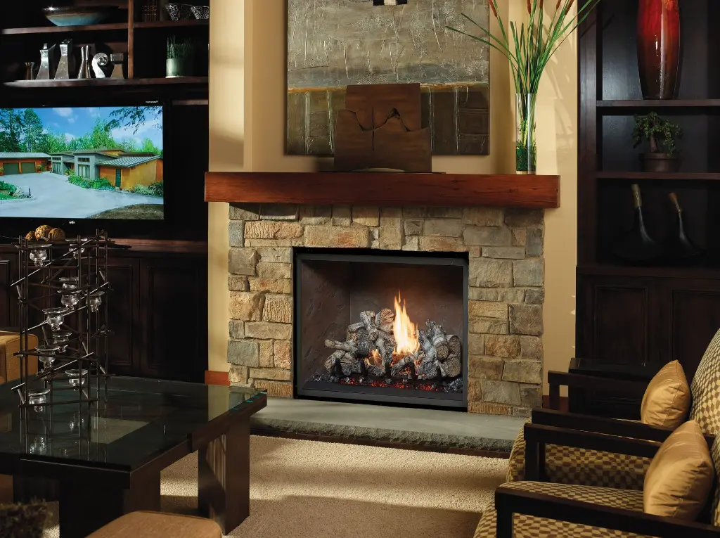 Foyer au gaz 864 TRV 31K dans un manteau de poutre en bois et une façade en pierres empilées, complétant un centre de divertissement rustique.
