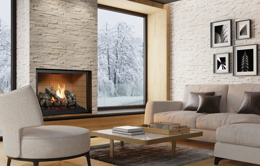 Style scandinave moderne avec le foyer au gaz 864 TRV 31K "Clean Face" encastré dans un mur de pierres décoratives pâles, avec vue sur l'hiver.