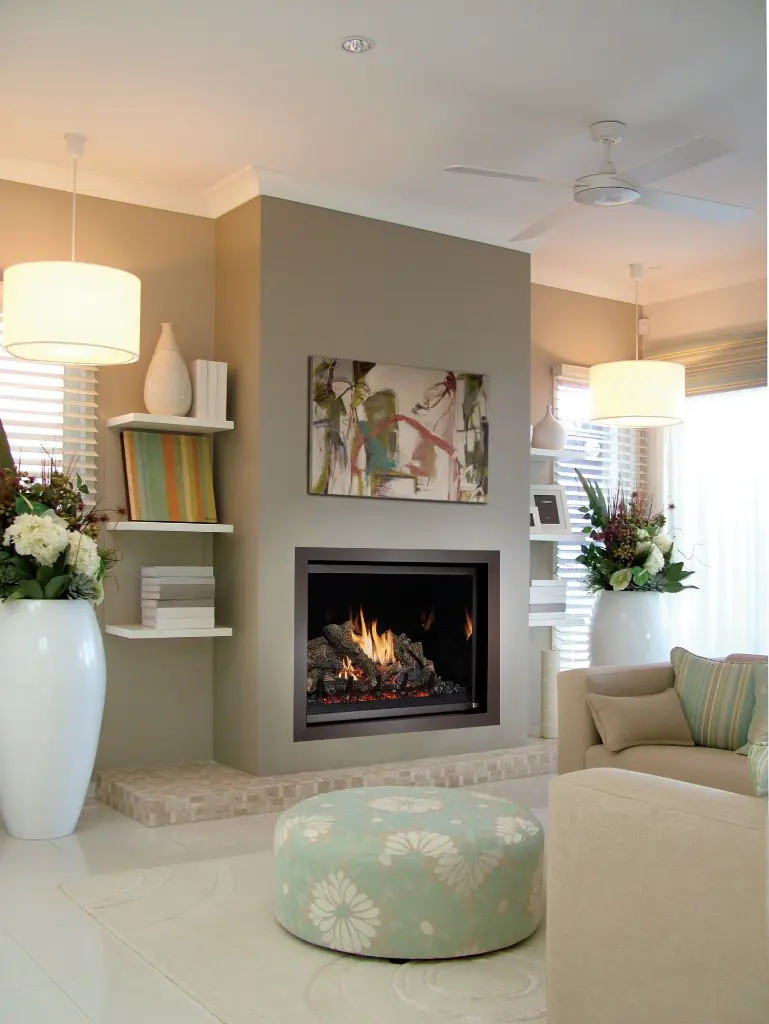 Ambiance contemporaine et douce avec le foyer au gaz 864 TRV 31K "Clean Face", servant de point focal dans un salon aux tons neutres.