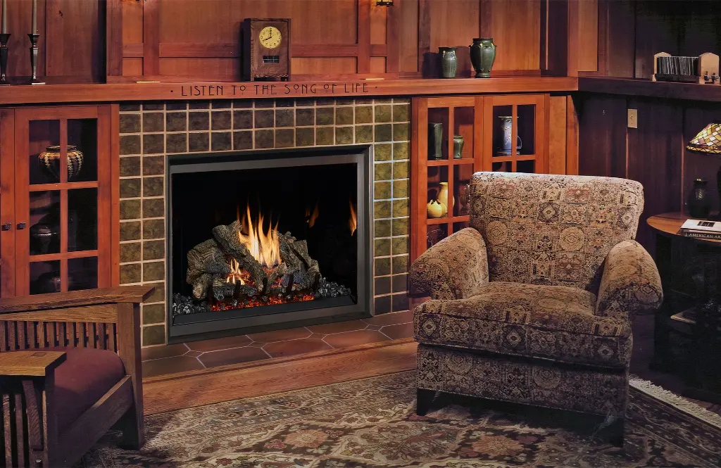 Ambiance chaleureuse de style Arts & Crafts avec le foyer au gaz 864 TRV 31K, entouré de tuiles de céramique artisanales et de boiseries riches.