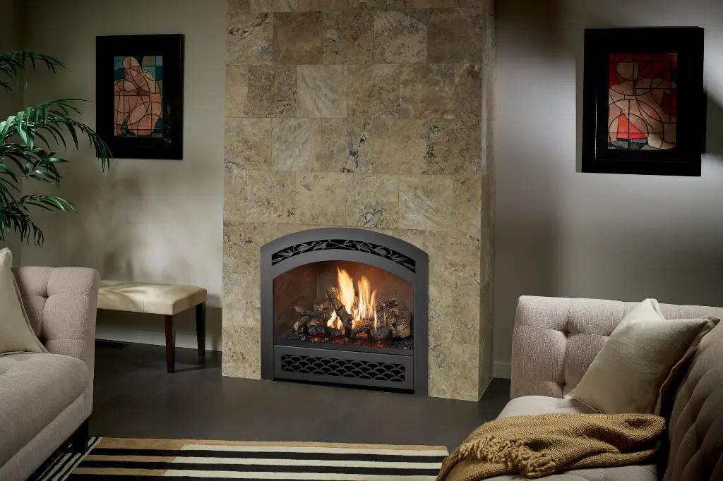 Look élégant avec le foyer au gaz 864 TV 40K et sa façade arquée, mis en valeur par un mur en larges tuiles de travertin.