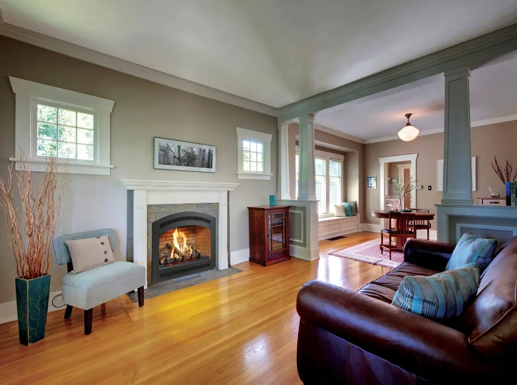 Foyer au gaz 864 TV 40K avec façade arquée, s'intégrant parfaitement dans le style d'une maison Craftsman classique avec des boiseries et des colonnes.