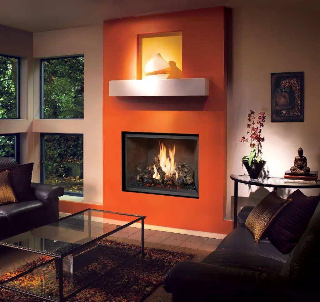 Style audacieux et moderne avec le foyer au gaz 864 TV 40K "Clean Face", créant un contraste saisissant sur un mur d'accent de couleur orange.